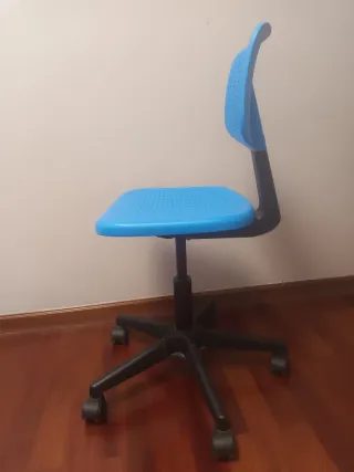 Silla infantil azul IKEA