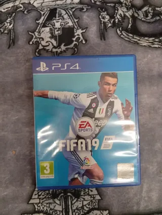 PS4 Slim 500GB Negra + FIFA 21 + 8 juegos