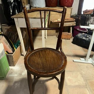 Silla antigua circular de madera