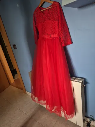 Vestido rojo de encaje y tul