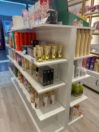 Estantería metálica y plástica