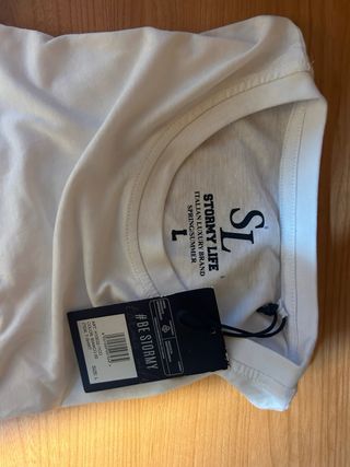 Camiseta básica blanca stormy life