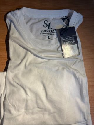 Camiseta básica blanca stormy life