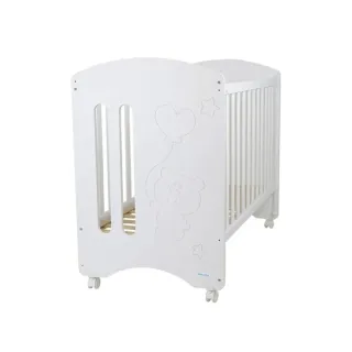 Cuna de bebé blanca con osito