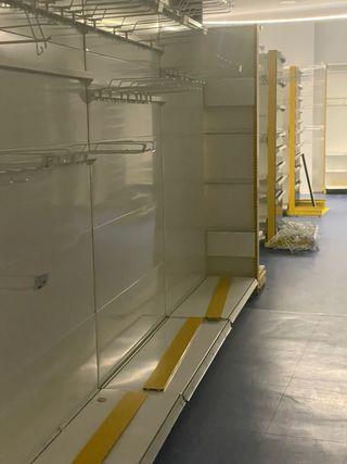 Estantería metálica para tienda