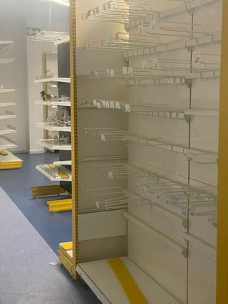 Estantería metálica para tienda