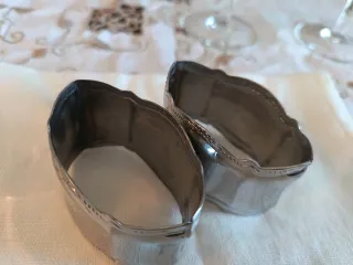 N. 2 Portatovaglioli e n. 2 tovaglioli in lino.