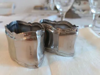 N. 2 Portatovaglioli e n. 2 tovaglioli in lino.