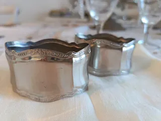 N. 2 Portatovaglioli e n. 2 tovaglioli in lino.