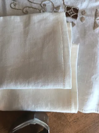 N. 2 Portatovaglioli e n. 2 tovaglioli in lino.