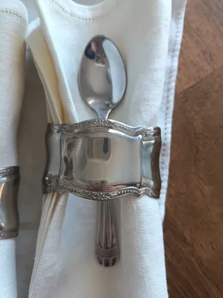 N. 2 Portatovaglioli e n. 2 tovaglioli in lino.