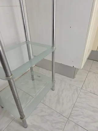 Mesa auxiliar cristal templado y metal