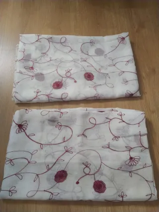 2 cortinas con bordado floral
