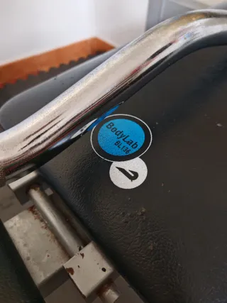 Banco de pesas acero inclinado musculación.