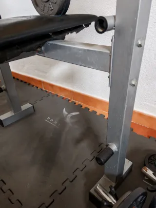 Banco de pesas acero inclinado musculación.