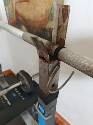 Banco de pesas acero inclinado musculación.