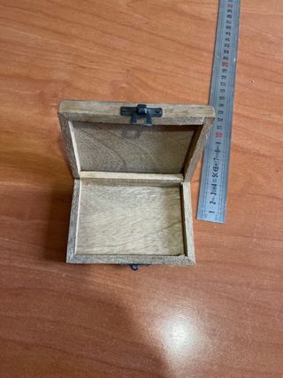 Caja de madera decorada con cartas