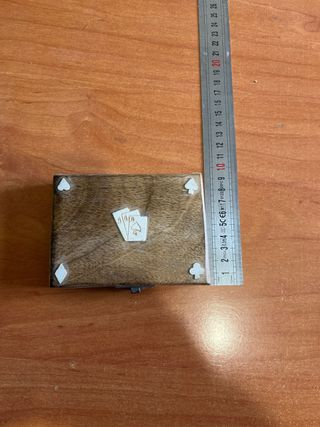 Caja de madera decorada con cartas