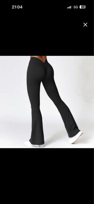 Pantalones acampanados negros con fruncido