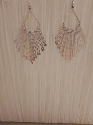 Pendientes largos plateados con flecos metálicos
