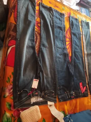 Pantalones vaqueros acampanados