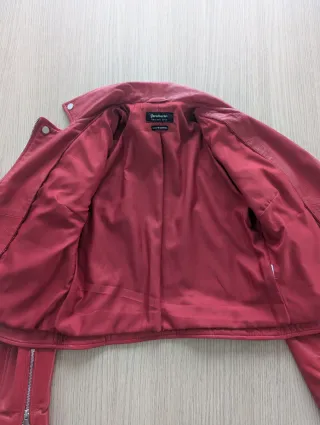 Chaqueta cuero Stradivarius roja