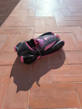 Coche de juguete negro y rosa