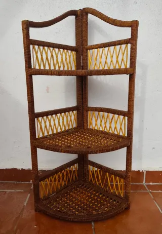 Repisa rinconera de mimbre