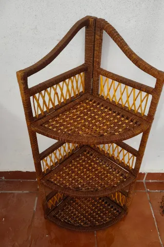 Repisa rinconera de mimbre