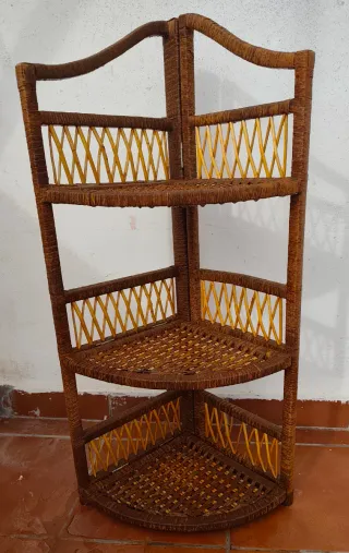 Repisa rinconera de mimbre