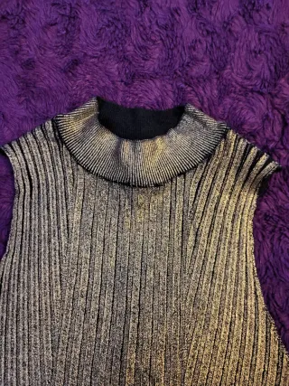 Top elegante dorado sin usar