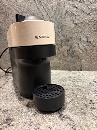 Cafetera Nespresso Beige y Negra