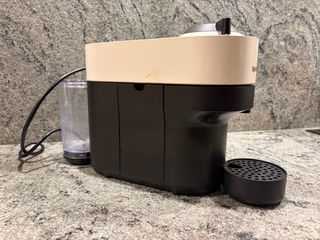 Cafetera Nespresso Beige y Negra