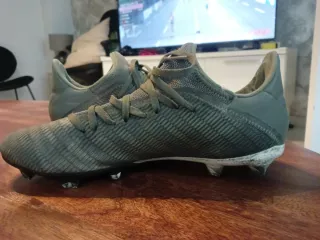 Botas de fútbol Adidas verdes talla 43.5