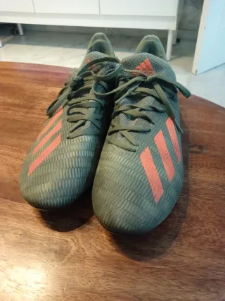 Botas de fútbol Adidas verdes talla 43.5