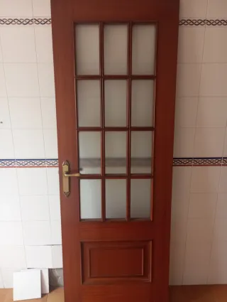 Puerta de madera con cristales