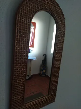 Espejo de mimbre arqueado