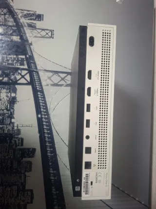 Xbox One S 500GB + Controller + Box