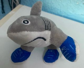 Peluche Tiburón con Zapatillas Azules