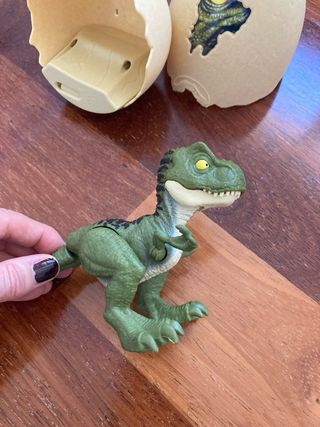 Dinosaurio T-Rex Bebé Jurassic World Huevo