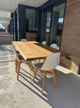Mesa de madera y cristal