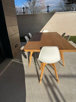 Mesa de madera y cristal