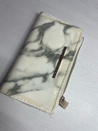 Monedero Stradivarius efecto mármol