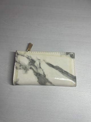 Monedero Stradivarius efecto mármol