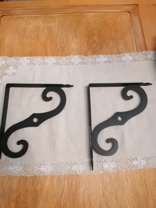 Esquadre nere in ferro battuto per mensole