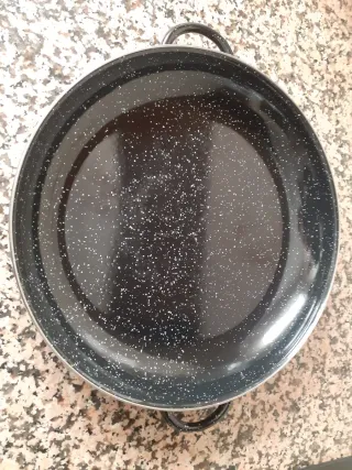 Paellera negra + sartén pequeña de regalo