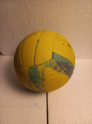 Balón de voleibol amarillo