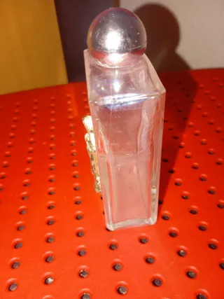 Frasco de cristal vintage con figuras