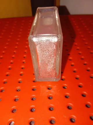 Frasco de cristal vintage con figuras