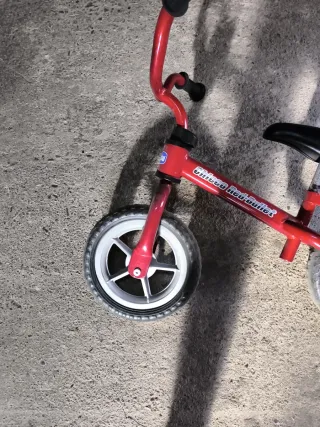 Bicicleta de aprendizaje roja. Tenemos 3 en total.
